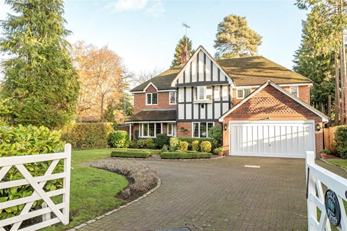 4 Bedroom Detached House For Sale In Woodlands Road, West Byfleet, KT14