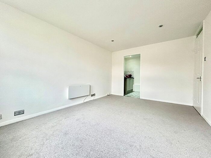 1 Bedroom Flat To Rent In Parkland Court, London, E15
