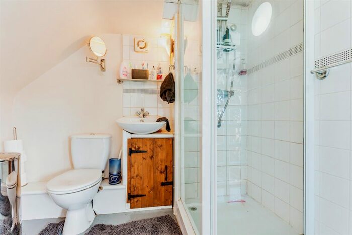 3 Bedroom Semi-Detached House For Sale In Woodland Close, Hall Green, Wakefield, WF4