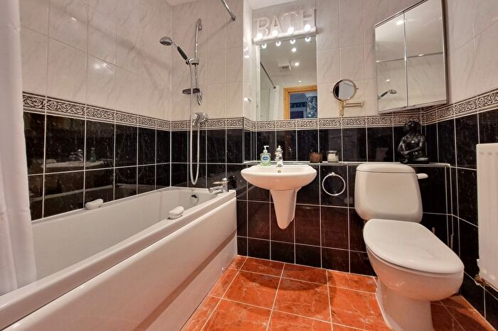 2 Bedroom Flat To Rent In Lock Approach, Port Solent, Portsmouth, PO6
