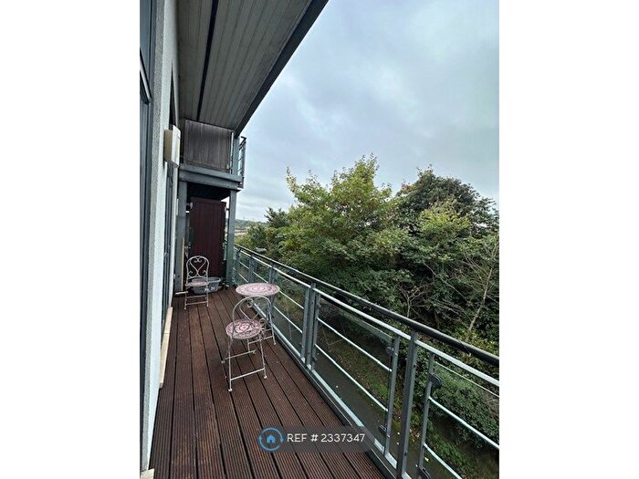 2 Bedroom Flat To Rent In Vantage Point, Greenhithe, DA9