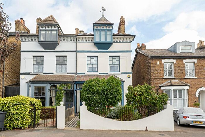 5 Bedroom Semi-Detached House For Sale In Derby Road, South Woodford, E18