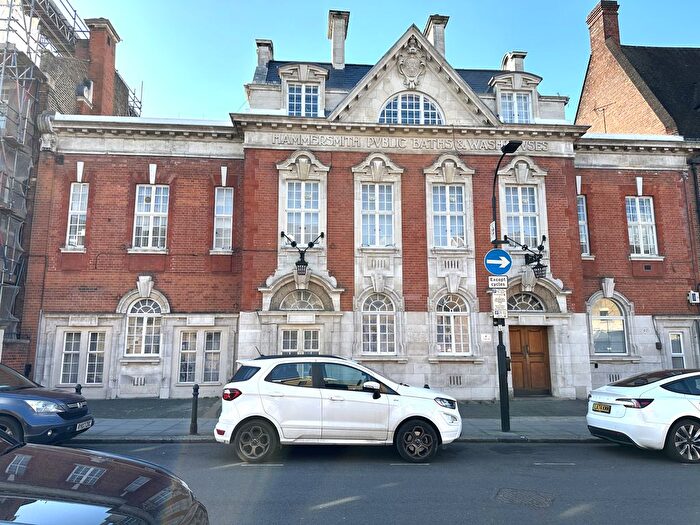 2 Bedroom Flat To Rent In Lime Grove, Shepherd's Bush, London, W12