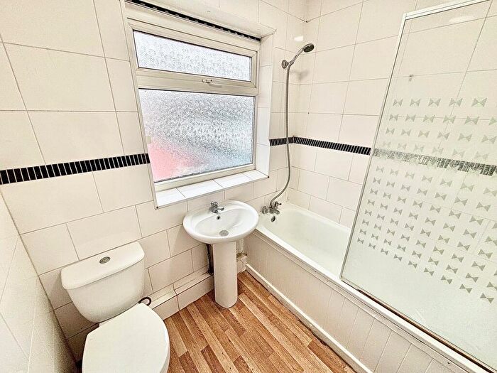 3 Bedroom Flat To Rent In Eastern Avenue, Newbury Park, IG2