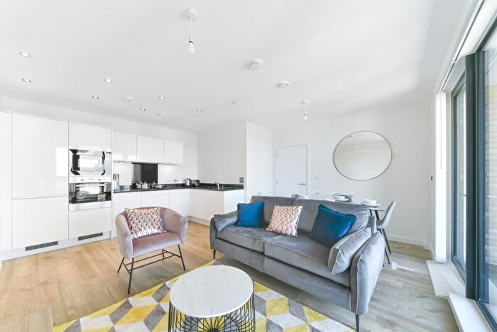 2 Bedroom Flat To Rent In Lakeside Drive, Park Royal, London, NW10