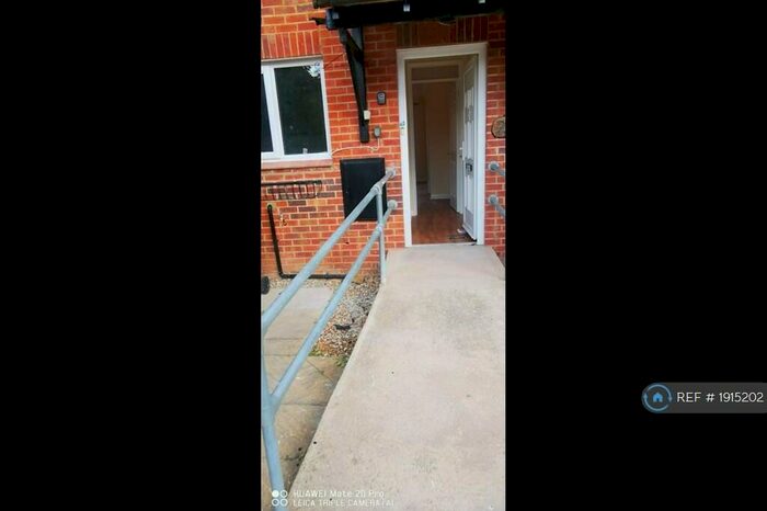 1 Bedroom Flat To Rent In Caistor Close, Calcot, Reading, RG31