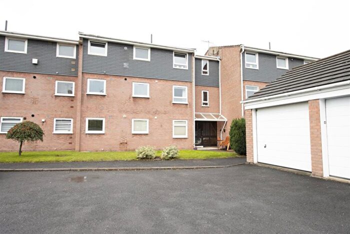 2 Bedroom Flat For Sale In Newbold Back Lane, Brockwell, Chesterfield, S40