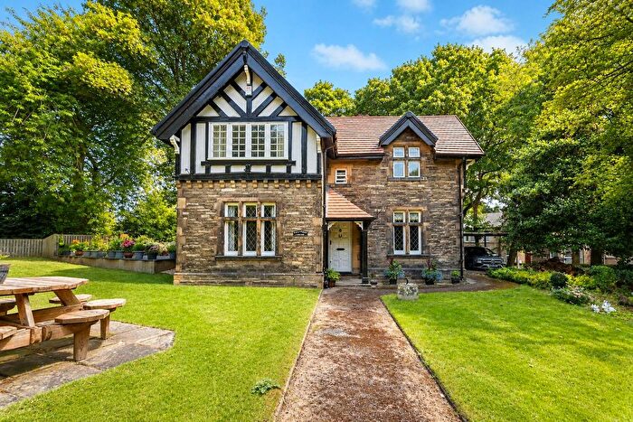 3 Bedroom Detached House For Sale In High Street, Westtown, Dewsbury, WF13