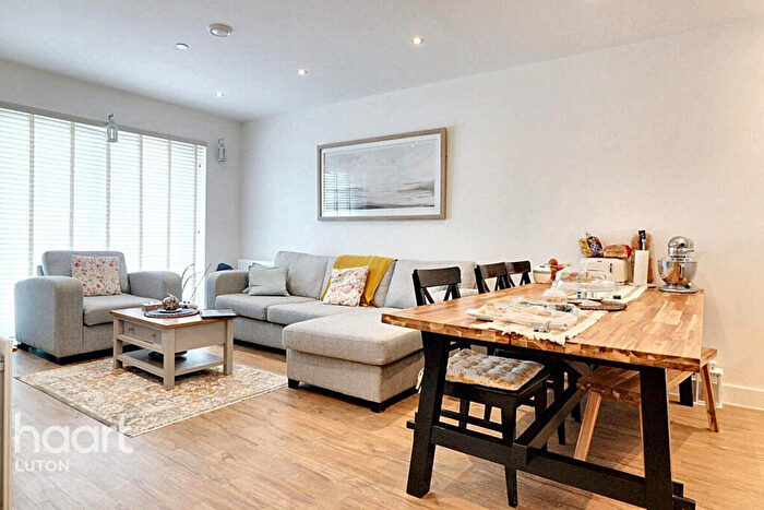 2 Bedroom Flat For Sale In Stirling Drive, Luton, LU2