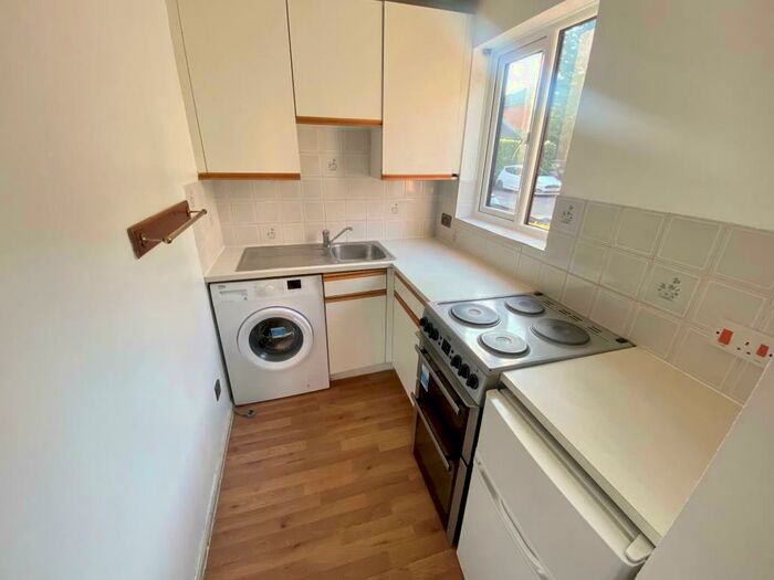 Apartment To Rent In Woking, Surrey, GU22