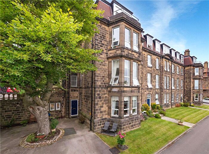 2 Bedroom Flat For Sale In Lady Park Avenue, Bingley, West Yorkshire, BD16