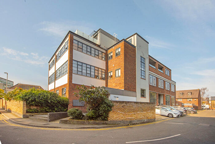 2 Bedroom Flat For Sale In Cowleaze Road, Kingston, KT2