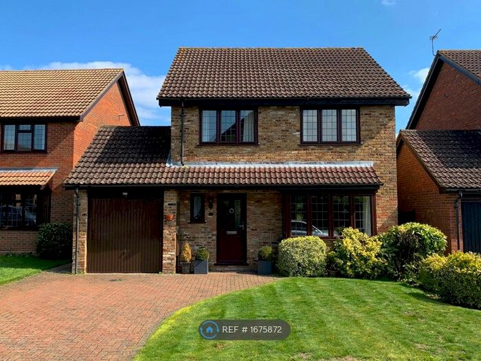 4 Bedroom Detached House To Rent In Squarefield Gardens, Hook, RG27