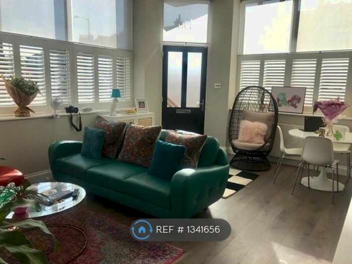 1 Bedroom Flat To Rent In Upper Richmond Road West, London, SW14