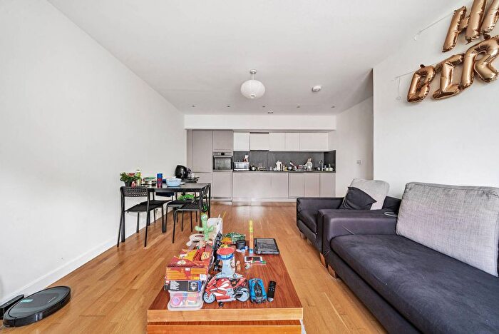 2 Bedroom Flat To Rent In Lakeside Drive, Park Royal, London, NW10