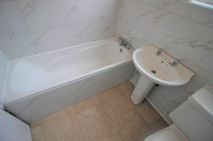 1 Bedroom Flat To Rent In Bedroom Ground Floor Flat, Crombey Street, Town Centre, SN1