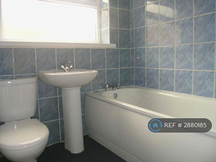 3 Bedroom Flat To Rent In Rayleigh Grove, Gateshead, NE8