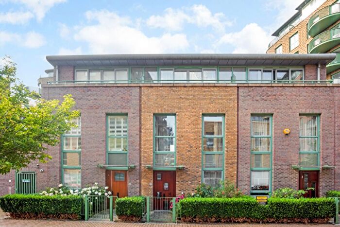 3 Bedroom Flat To Rent In Astell Road London, SE3