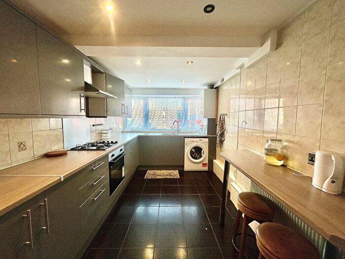 5 Bedroom House To Rent In Alexandra Road, Walthamstow, E17