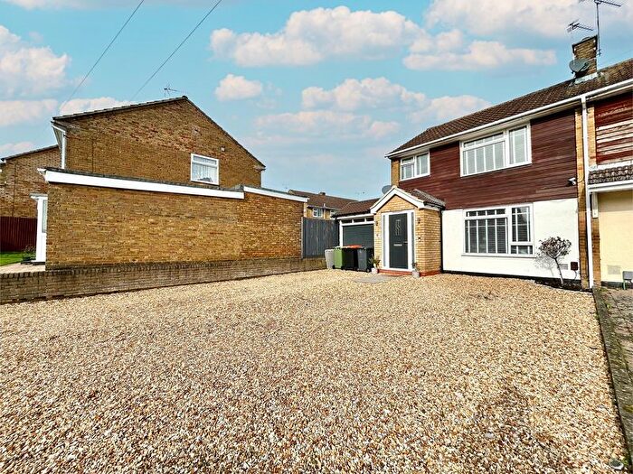 3 Bedroom Semi Detached House For Sale In Brampton Rise, South West Dunstable, LU6