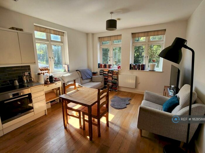 2 Bedroom Flat To Rent In Park View, Reigate, RH2