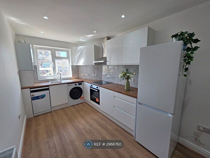 2 Bedroom Flat To Rent In Coombe Road, Kingston Upon Thames, KT2