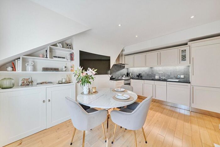 2 Bedroom Flat For Sale In Worcester Gardens, London, SW11