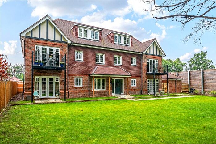 2 Bedroom Apartment For Sale In Albright Gardens, Walton-on-Thames, KT12