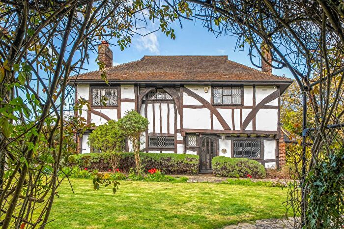 4 Bedroom Detached House For Sale In Woodcote Close, Epsom, KT18