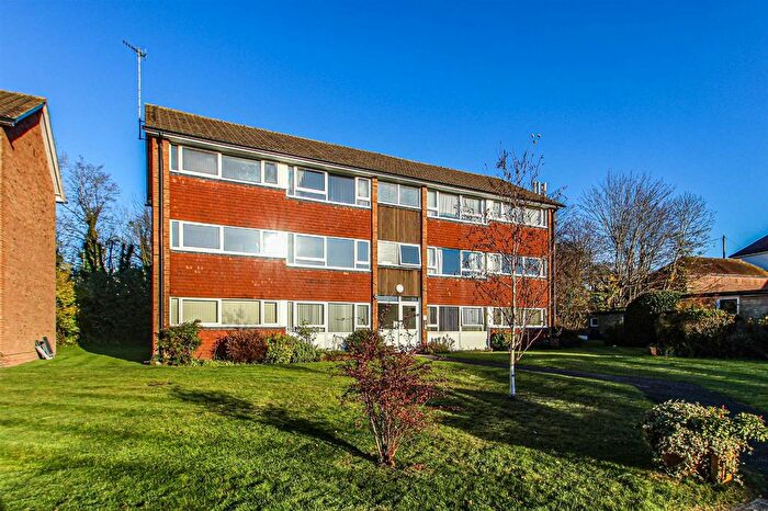 2 Bedroom Flat To Rent In Master Close, Oxted, RH8