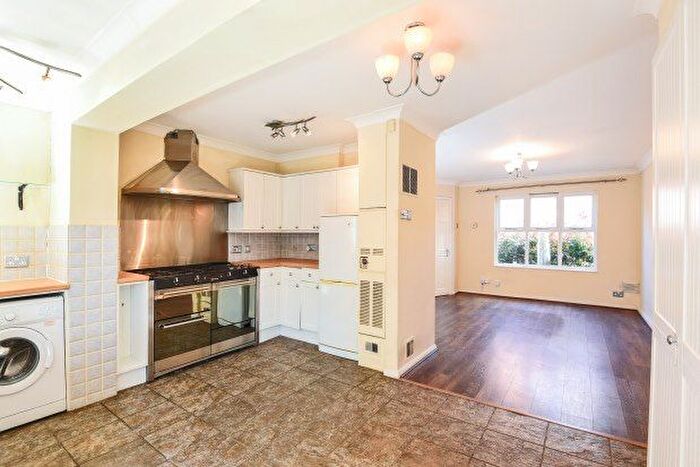 3 Bedroom Property To Rent In Underwood Road, Woodford Green, IG8