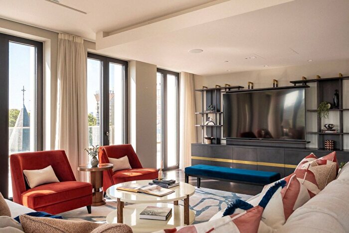 3 Bedroom Flat For Sale In Lincoln Square, Portugal Street, London, WC2A - Photo 3