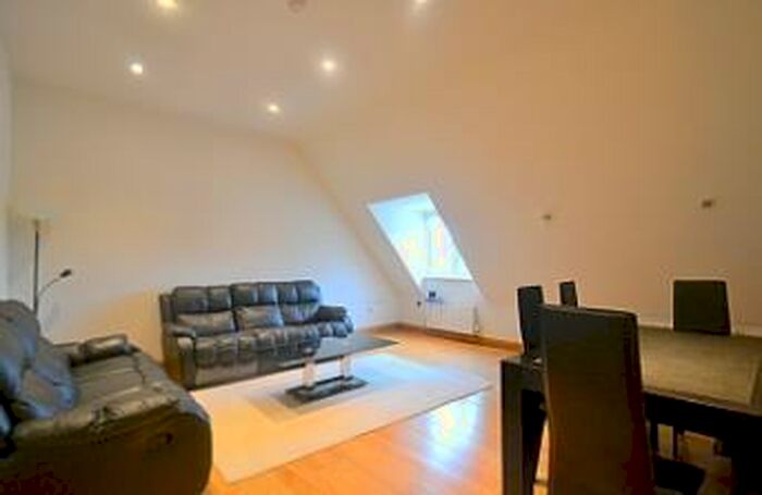 2 Bedroom Apartment To Rent In Beechcroft Avenue, Golders Green, London, NW11