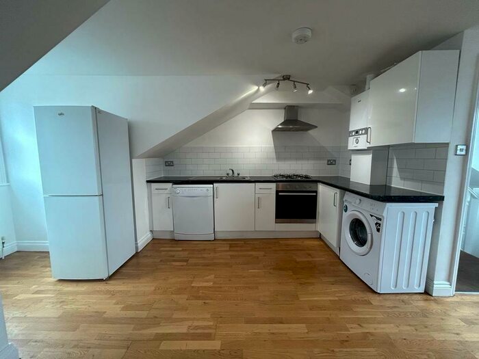 3 Bedroom Flat To Rent In Queens Drive, London, N4