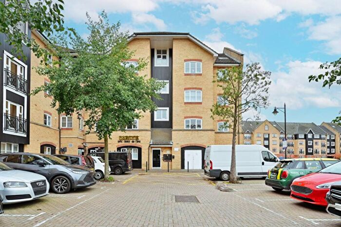 2 Bedroom Flat For Sale In Dickinson Quay, Apsley, Hemel Hempstead, HP3