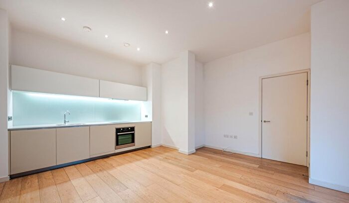 1 Bedroom Flat To Rent In Grafton Square, London, SW4