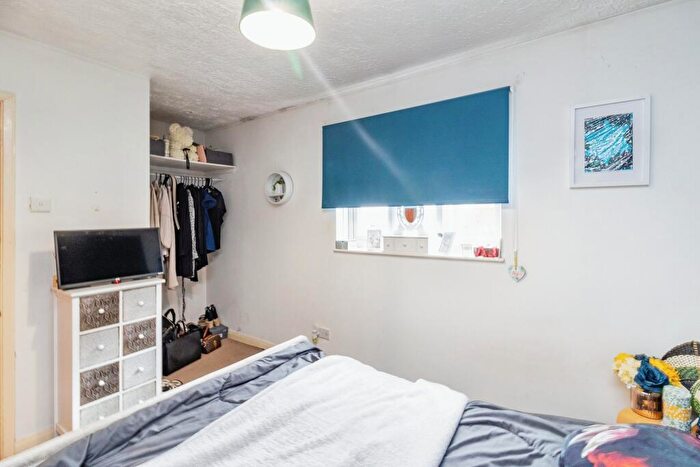 1 Bedroom Flat For Sale In Lynmouth Crescent, Furzton, Milton Keynes, Buckinghamshire, MK4