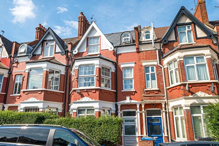 4 Bedroom Flat To Rent In Sheldon Road, Mapesbury, London, NW2