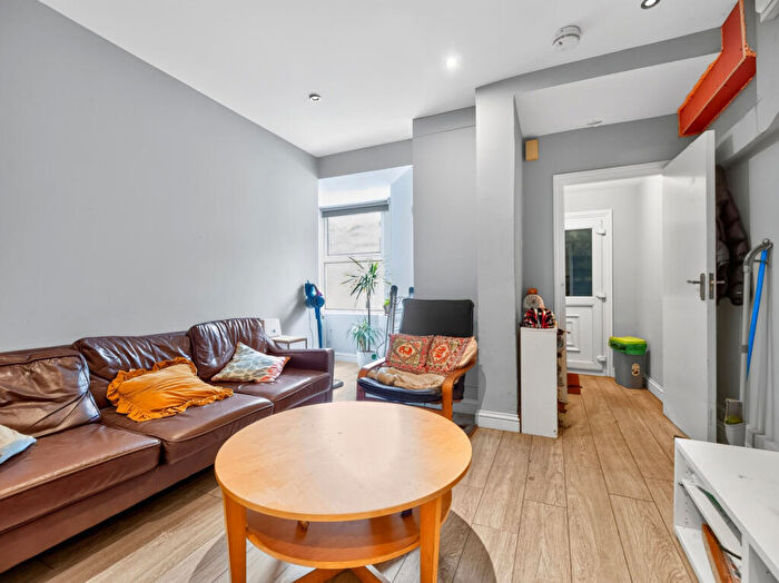3 Bedroom Apartment To Rent In Amhurst Road, London, E8
