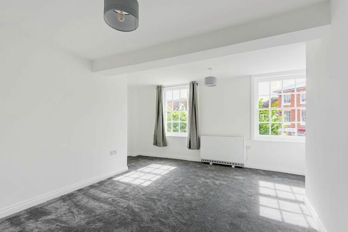 2 Bedroom Flat To Rent In Market Place, Wokingham, RG40