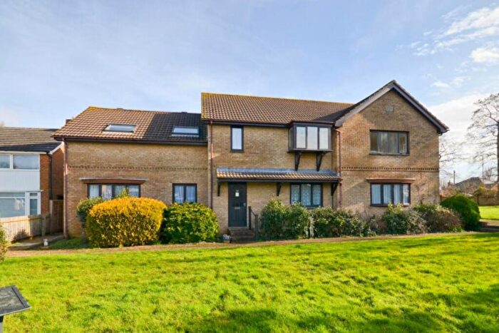 2 Bedroom Flat For Sale In Forest Court, Newport, PO30