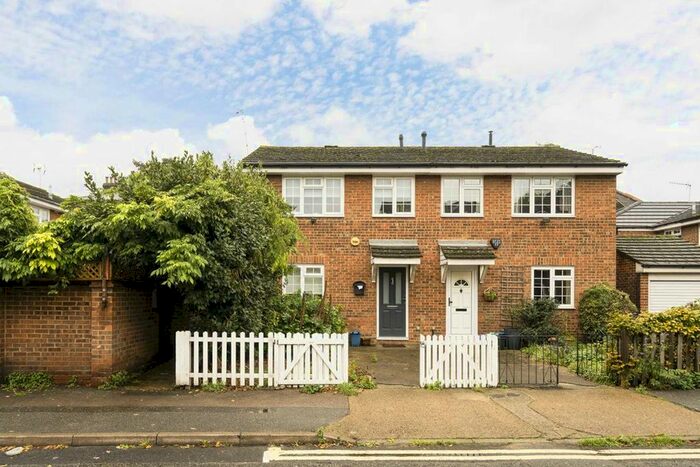 2 Bedroom Property To Rent In Skipworth Road, London, E9