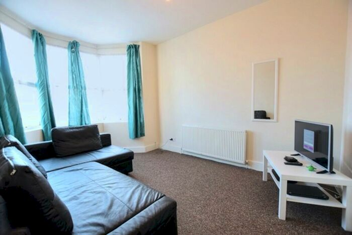 2 Bedroom Flat To Rent In Hainault Street, Ilford, IG1