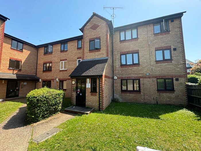 2 Bedroom Flat To Rent In Naunton Way, Hornchurch, RM12