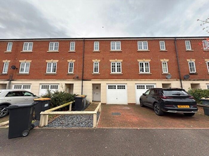 4 Bedroom Town House To Rent In Crowe Road, Bedford, MK40