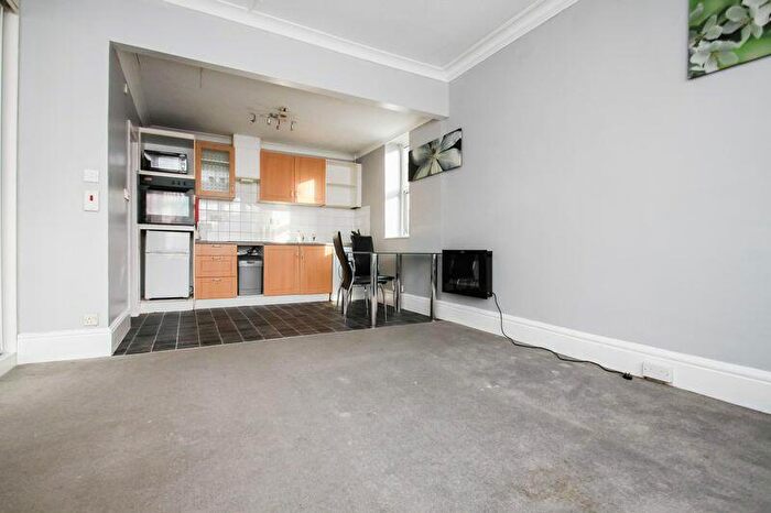 1 Bedroom Flat To Rent In Queens Park Gardens, Bournemouth, BH8