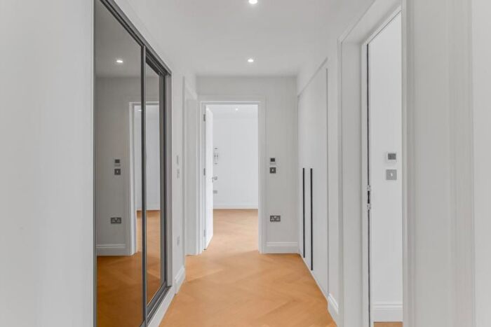 3 Bedroom Flat To Rent In Beechcroft Avenue, Golders Green, NW11