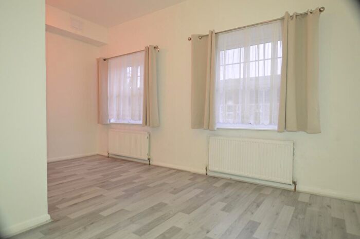 2 Bedroom Flat To Rent In Palmerston Road, London, London, E17