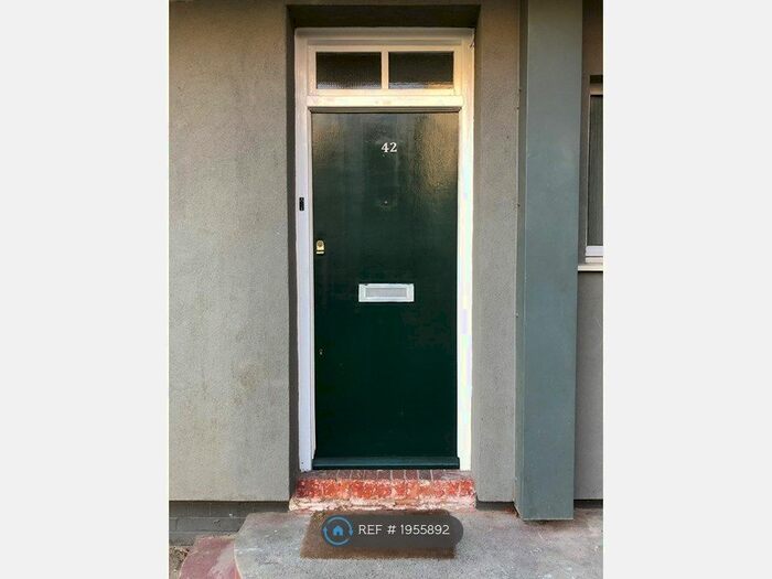 2 Bedroom Flat To Rent In Fairlawn, London, SE7