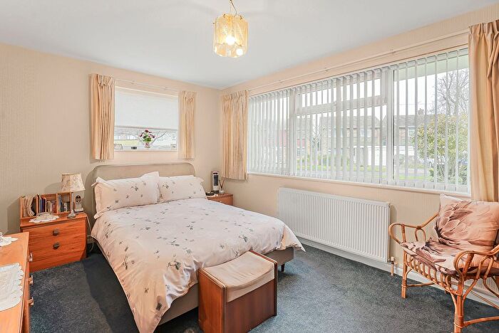 2 Bedroom Flat For Sale In Dungannon Chase, Thorpe Bay, SS1